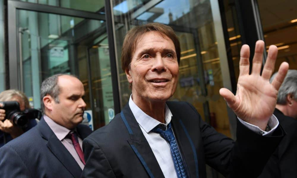 Kétmillió font kártérítés jár Cliff Richardnak, amiért élőben közvetítették lakásából a házkutatást