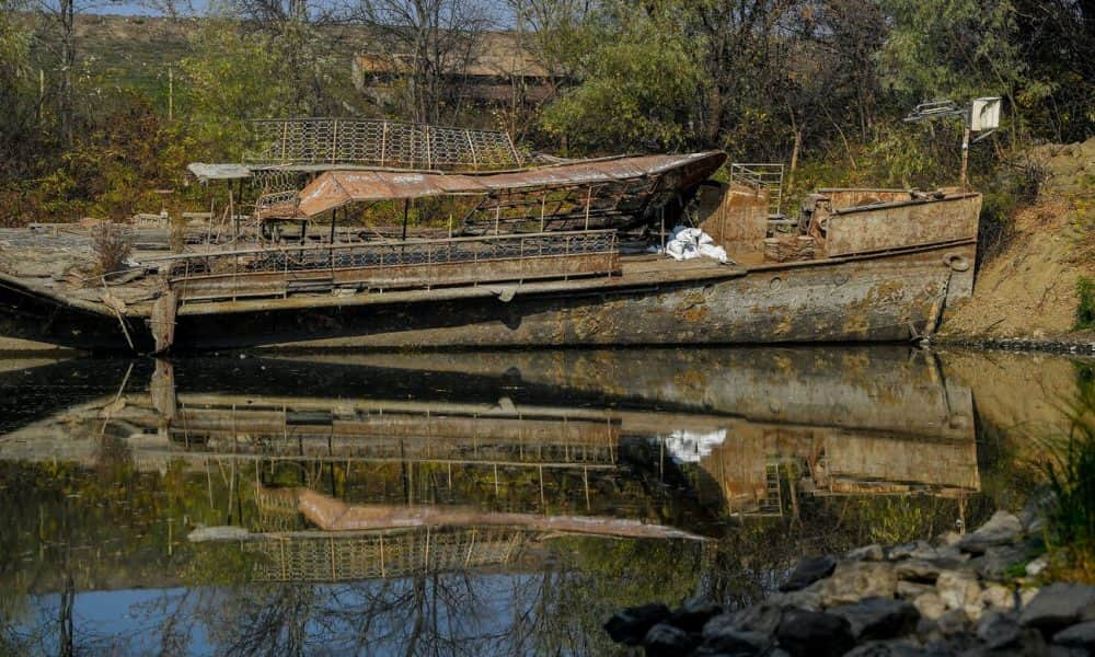 A nap fotója: Kiemelik a ronccsá változott Szőke Tisza hajót