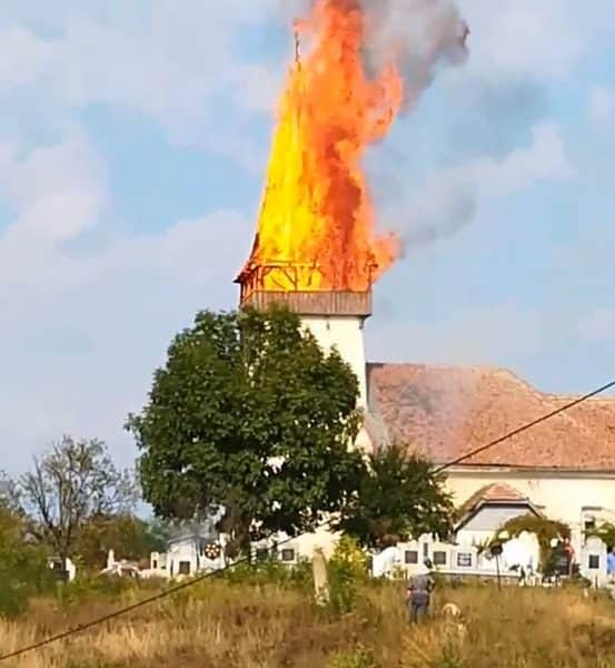 Lángokban a bethlenszentmiklósi templom tornya