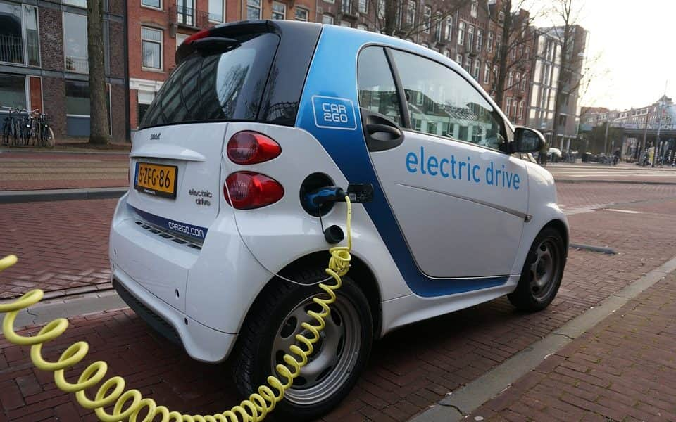 Tíz perc alatt feltölthető elektromos autó a láthatáron