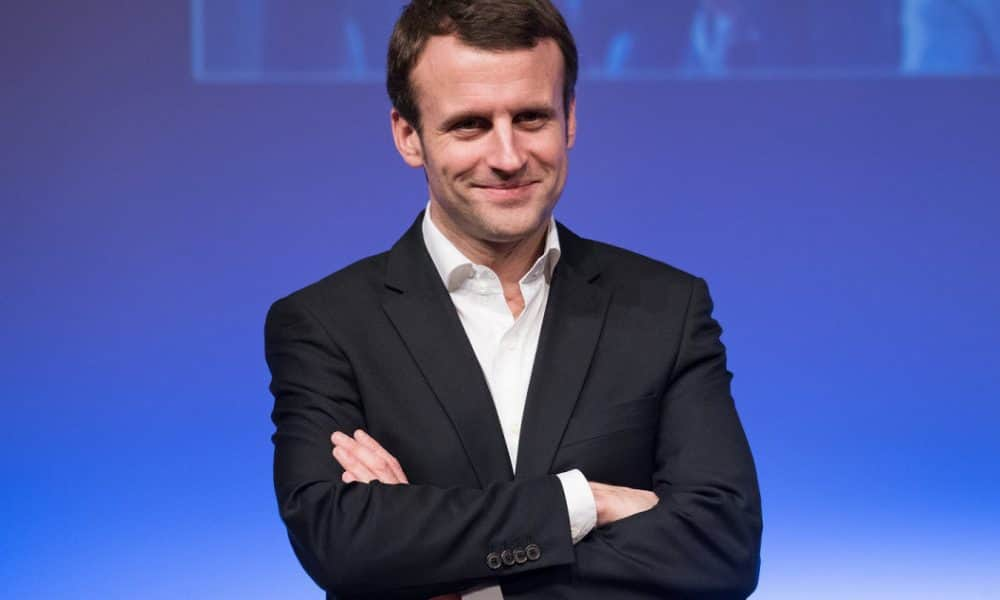 Emmanuel Macron a színházból távozik