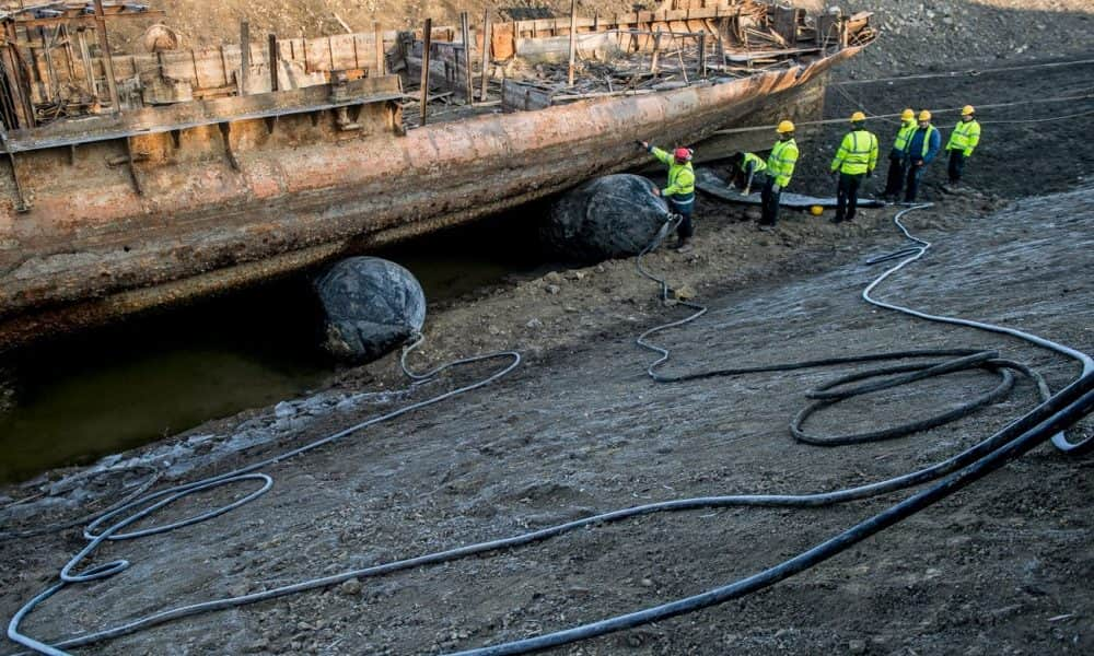 Elkezdődött az elsüllyedt Szőke Tisza hajó kiemelése – fotók