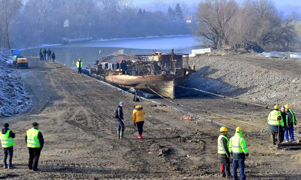 Különleges megoldásokat alkalmaztak a Szőke Tisza hajó kiemelésénél – fotók