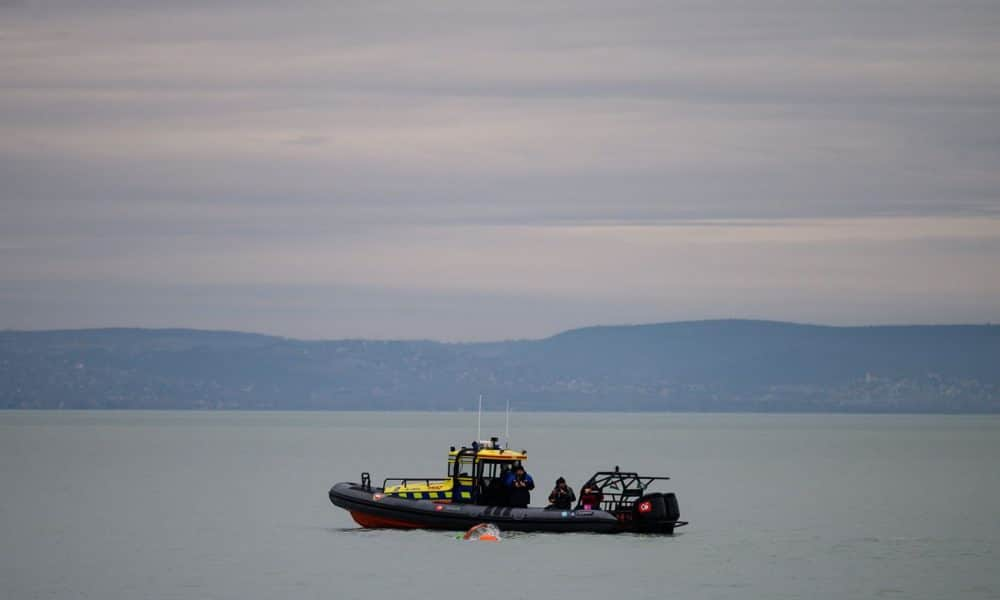 A nap fotója: Téli Balaton-átúszás