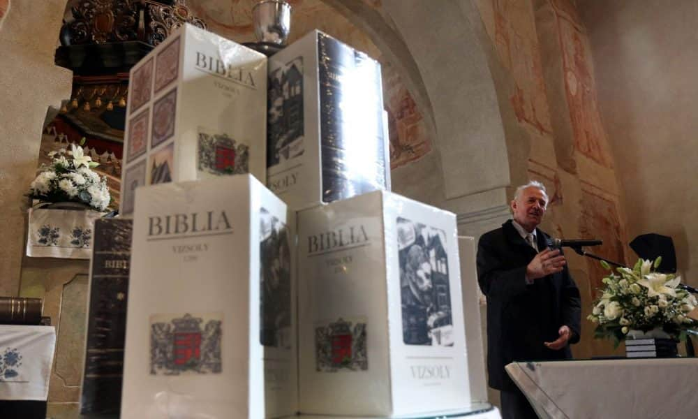 Schmitt Pál támogatásából adták ki a vizsolyi biblia 800 hasonmás példányát