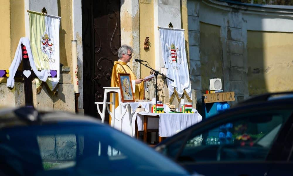 A nap fotója: Autós miséket tart egy plébános