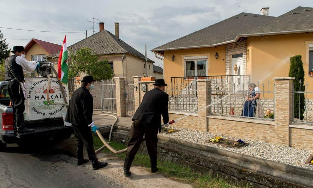 A nap fotója: Locsolkodás maszkban, helyenként vízágyúval