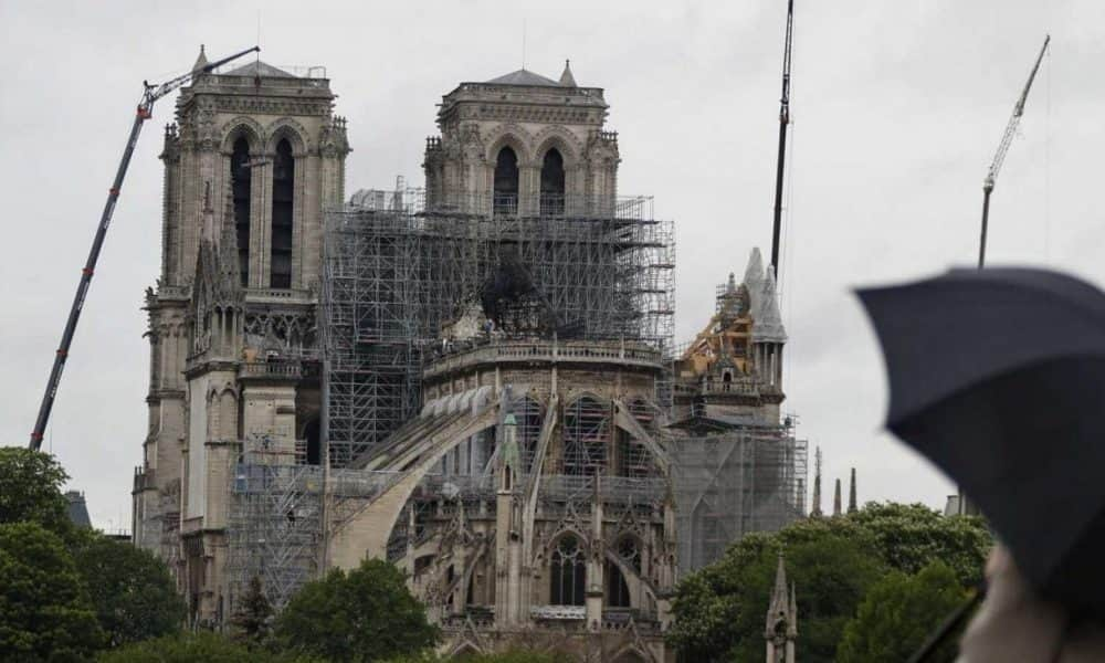 10 alpinista rezgőfűrésszel bontja le a Notre-Dame megolvadt állványzatát