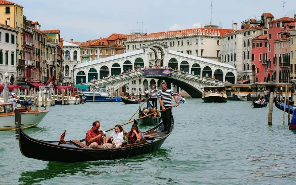 A kövér turisták miatt kevesebb személyt szállíthatnak a velencei gondolások