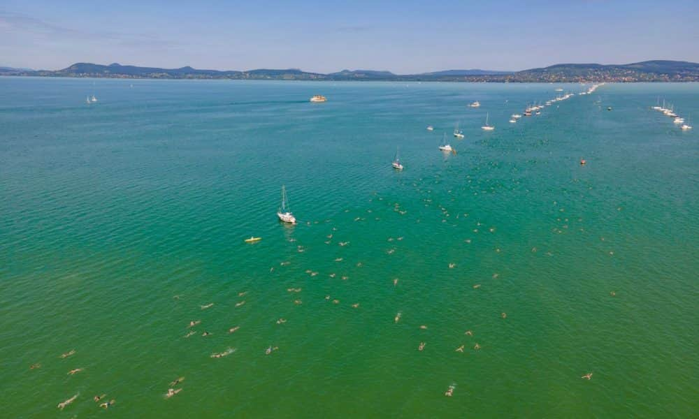 A nap fotója: Balatonátúszás ezerrel