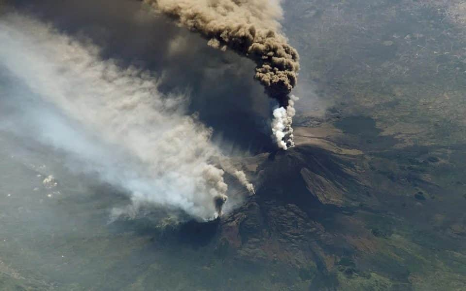 Hatalmas robbanással kitört az Etna