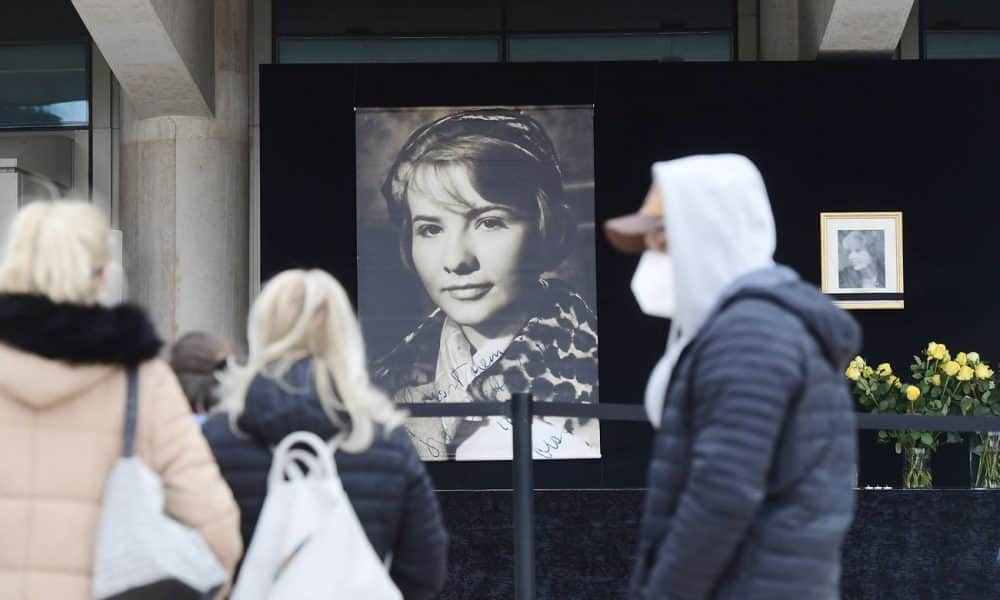 Törőcsik Marit végakarata szerint búcsúztatták a Tiszánál