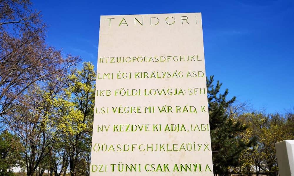 Tandori Dezső síremléke olyan, mintha távoli civilizáció küldte volna a Földre