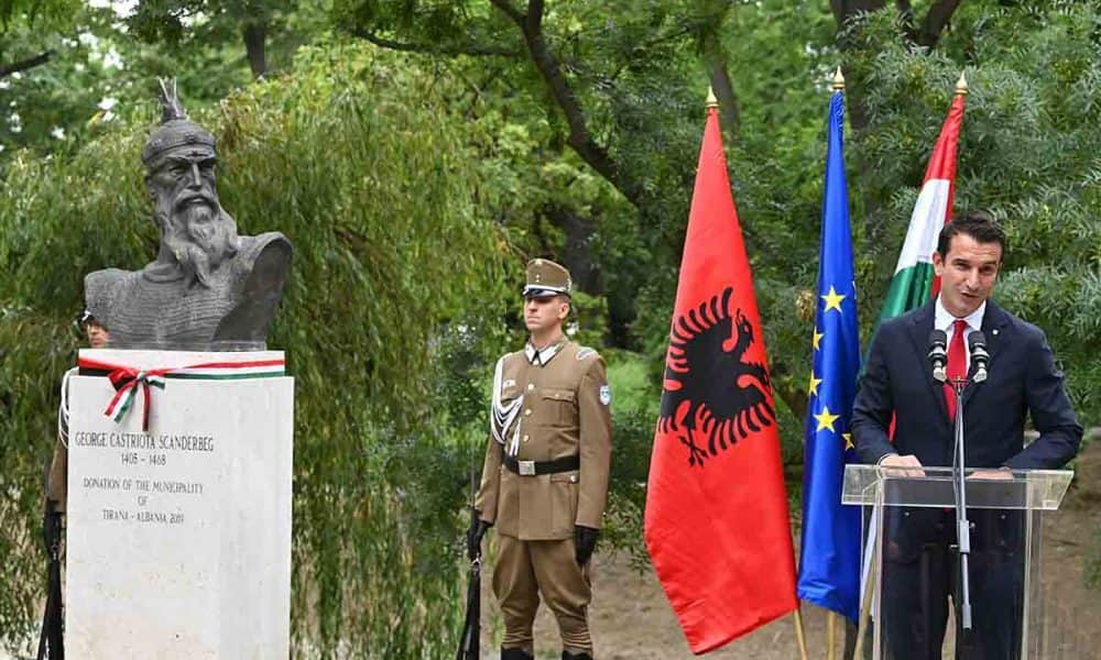 Felavatták Szkander bég szobrát a Városligetben