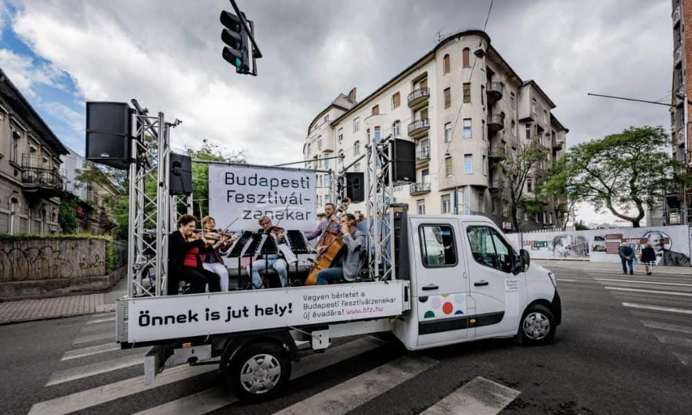 A Balatonra tart a BFZ zenés teherautója