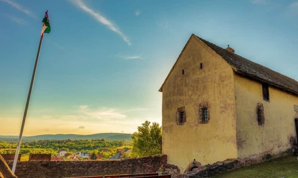 26 képzőművész és fotós kiállítása a Balaton-felvidék legrégebbi műemlékházában