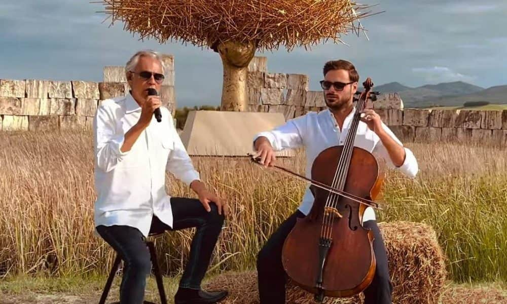 Andrea Bocelli elsírja bánatát az olasz dombok között