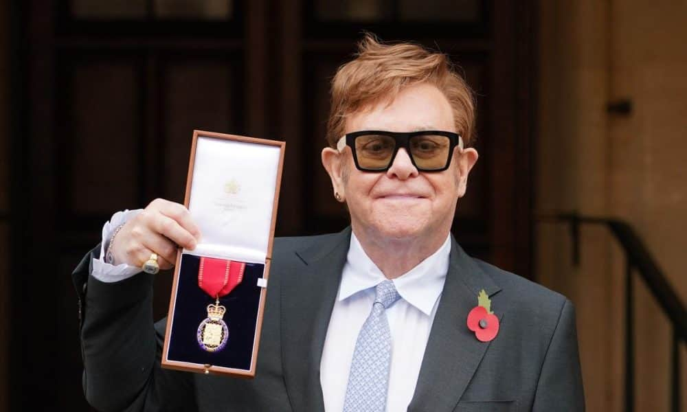 Sir Elton John a becsületrend tagja lett