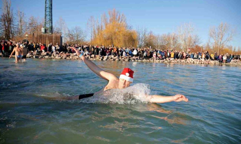 Szilveszteri fürdés a Balatonban