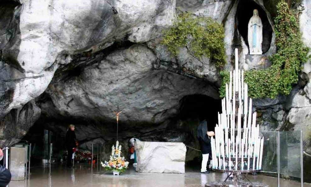 Lourdes barlangkápolnája a csodatévő forrással újra kinyit