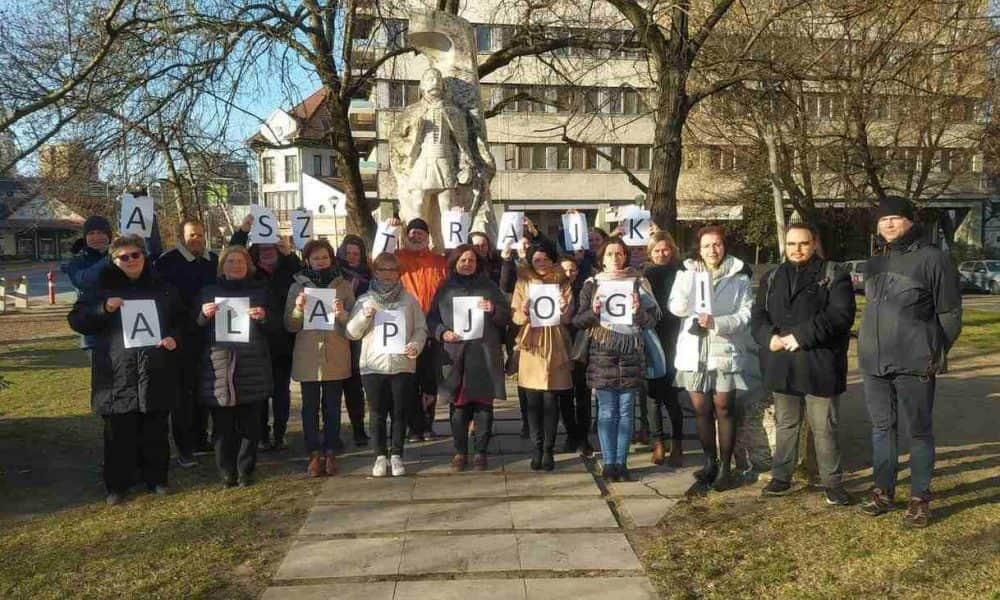 Egyházi iskolák 340 pedagógusának tiltakozása