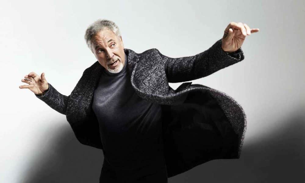 Tom Jones 81 évesen fogja nyomni Pesten a Sexbombot