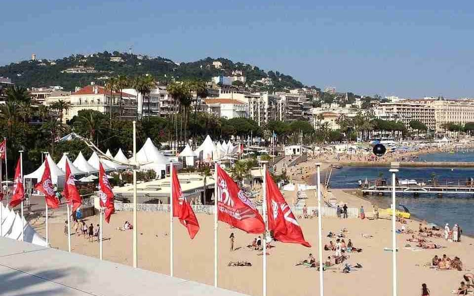 Ingyenes vetítések a Cannes-i plázson