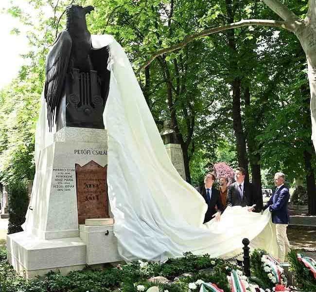 A Petőfi család megújult síremléke