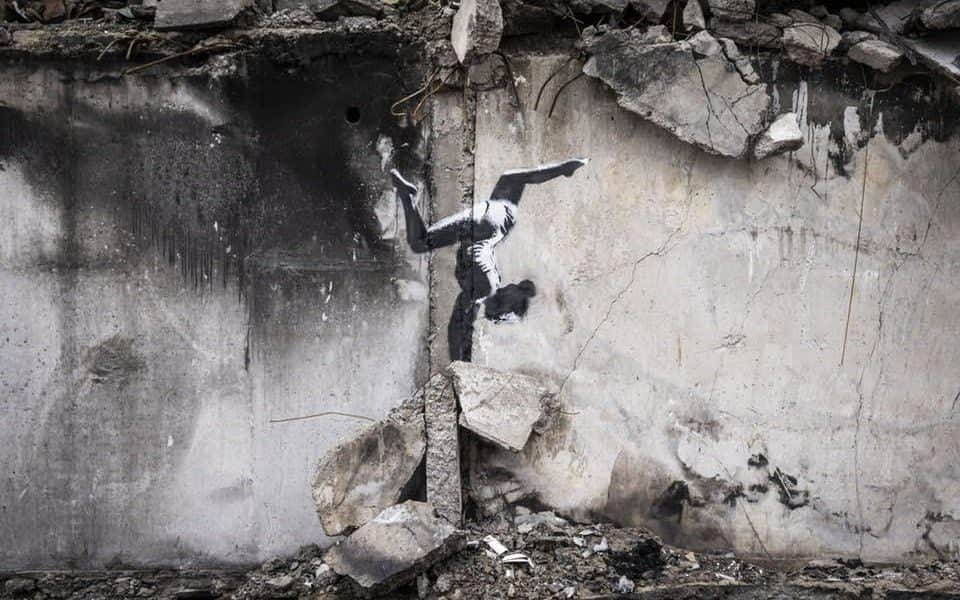 Banksy a szétlőtt ukrán ház falára rajzolt egy tornászlányt