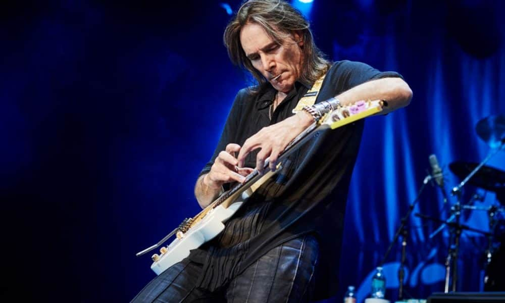 Steve Vai kezében felbőg a gitár tavasszal