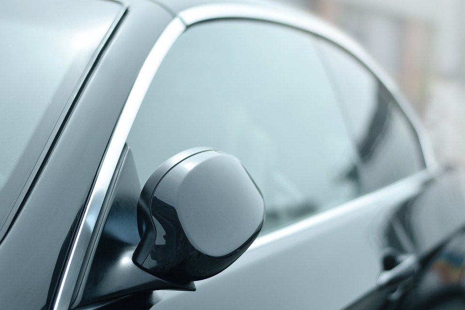 Az autóápolás esetében a kerámiakezelés egy olyan eljárás, amivel tartós védőréteget lehet felvinni a kocsira.