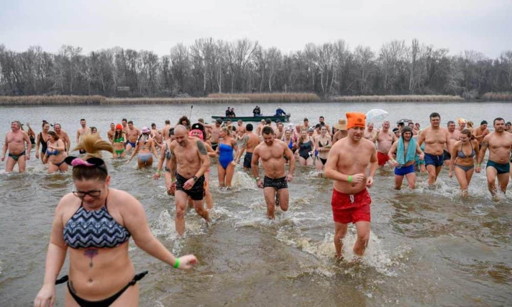 A nap fotója: Újévi fürdőzés a Tisza-tóban