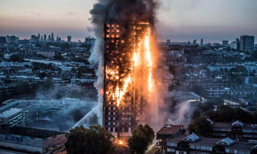 72-en már nem tudták elhagyni a lángoló Grenfell toronyházat