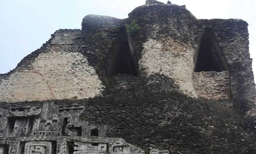 Teljes emberi csontvázat tartalmazó ősi maja sírkamrát fedeztek fel vasútépítés közben