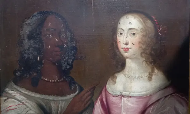 egy fekete és egy fehér bőrű nőt