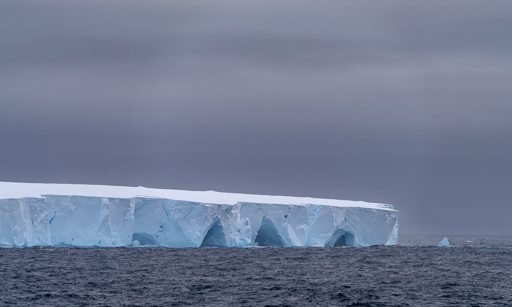 Az 1 milliárd tonnás A23a jéghegy fenyegetően sodródik a Dél-Orkney-szigetek irányába