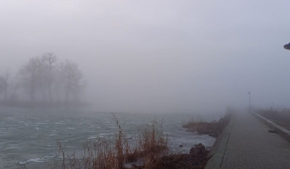 A nap fotója: Ködben úszó Balaton