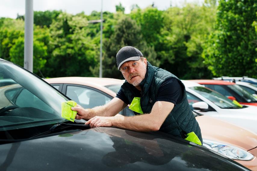 Szabó Győző parkolóőrnek állt