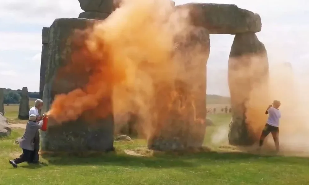 Nagy nyomású poroltókkal támadtak Stonehenge szikláira