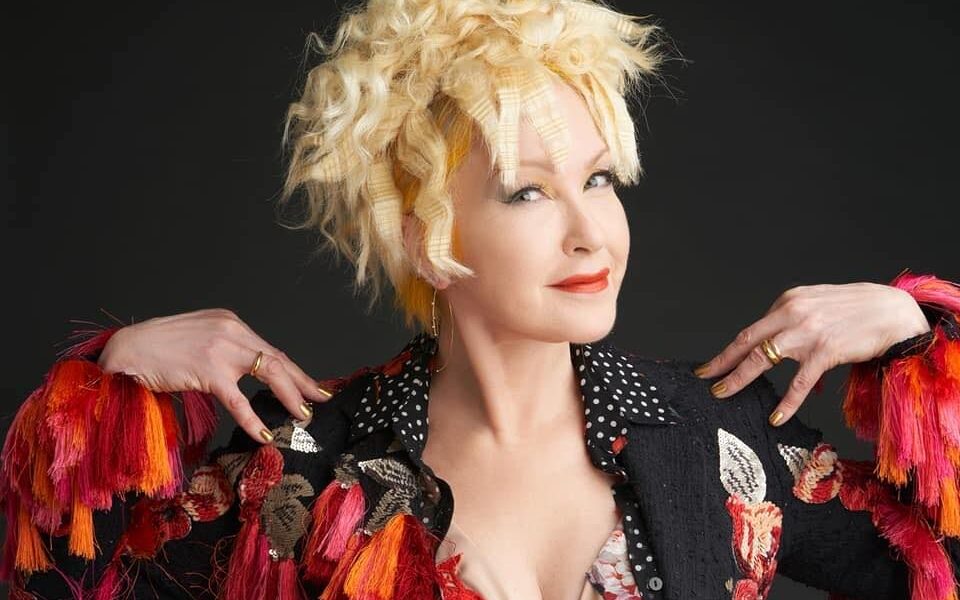 Cindy Lauper búcsúzni jön