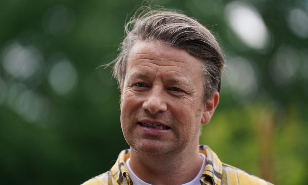 Jamie Oliver nyilvánosan bocsánatot kért