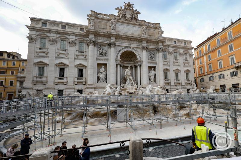 A Trevi-kút látványos medencéjét borzalmas kacsaúsztatóval helyettesítik