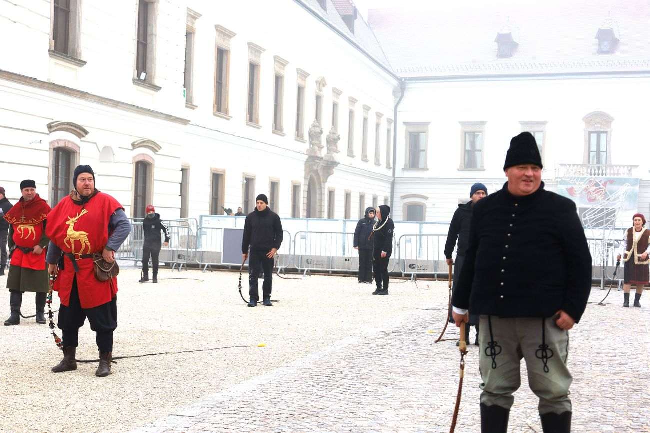 Félszáz ostorpattogtató búcsúztatta az Óévet Pápán