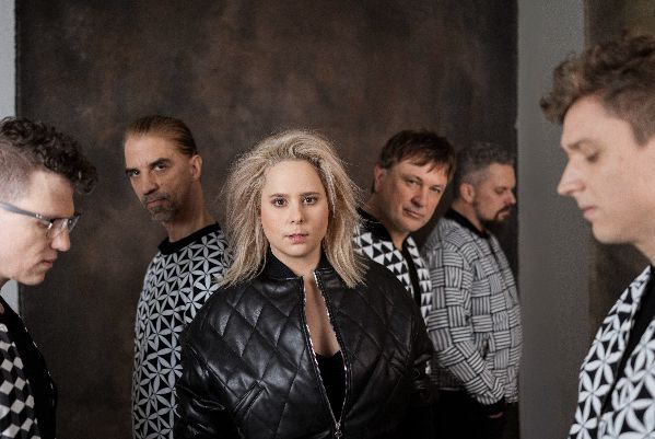 álmodik a nyomor / minden eladó / ki kurvának áll, nem rinyál – ilyen ma Magyarországon élni a Honeybeast szerint