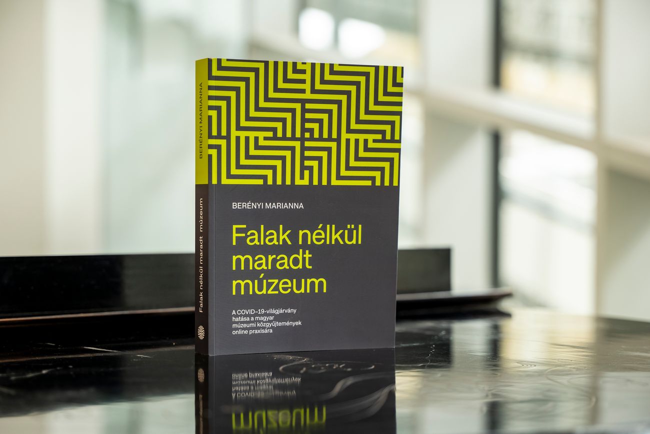Falak nélkül maradt múzeum – könyv a falbontó pandémiáról