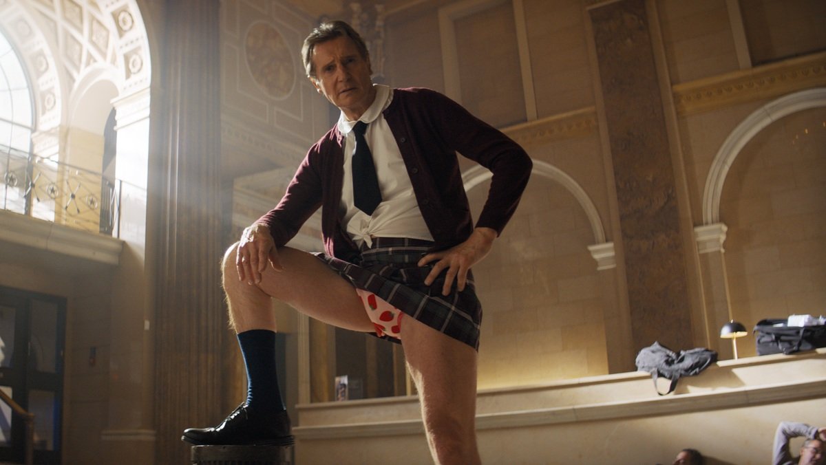 Elképesztő miniszoknyát visel Liam Neeson az új Csupasz pisztolyban