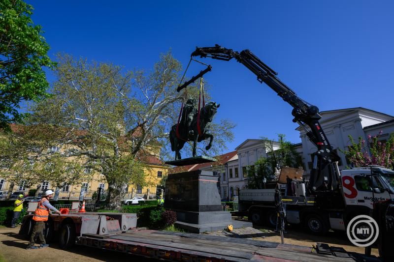 Elszállították a 1,5 tonnás Szent István-szobrot