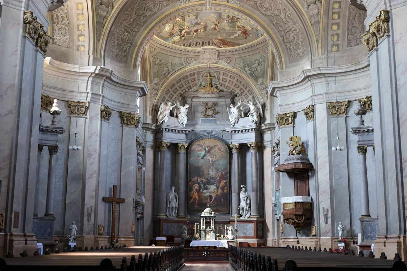 Gróf Eszterházy Károlyra emlékeznek a pápai Nagytemplomban