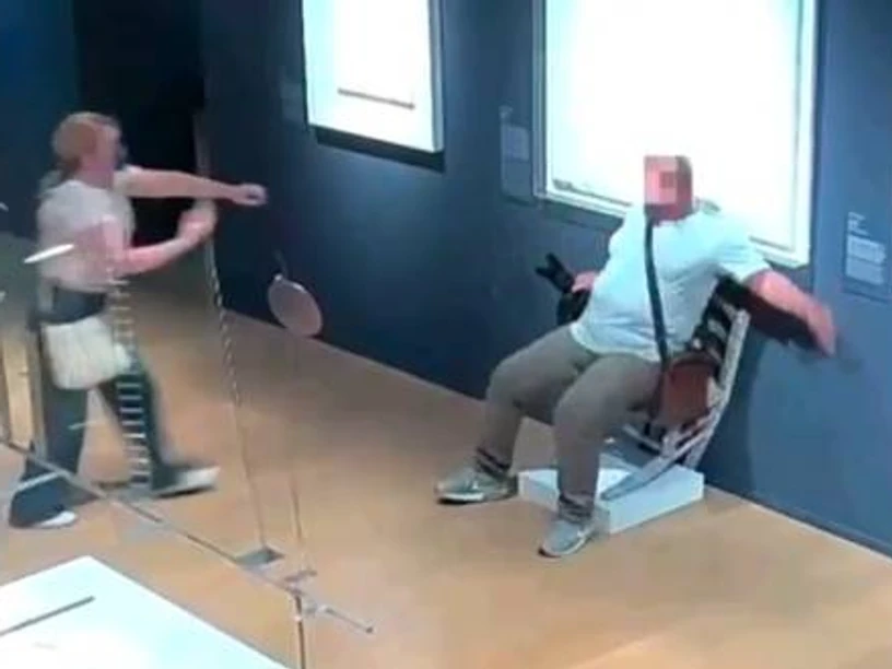 Fölborult egy idióta a több ezer Swarovski kristállyal borított székkel