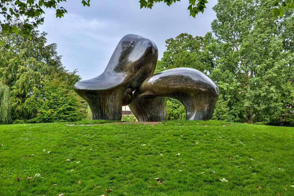 Henry Moore szobrai töltik meg a világ legnagyobb szabadtéri kiállítását